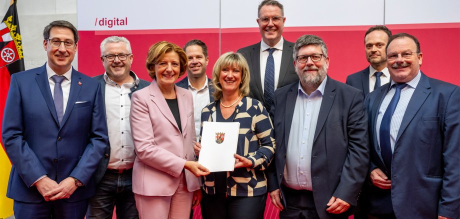 Gruppenfoto bei der Bescheidübergabe zur Landesförderung für den Gigabit-Ausbau in CochemZell