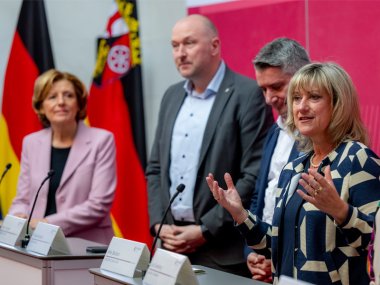 Landrätin Anke Beilstein bei der Bescheidübergabe zur Landesförderung im Gigabit-Ausbau.