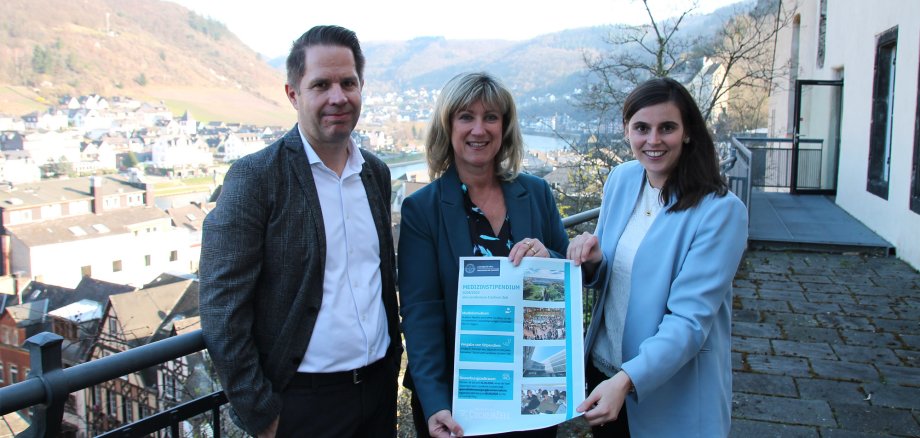 Dirk Barbye, Landrätin Anke Beilstein und Julia Müller präsentieren den Info-Flyer zum Medizinstipendium des Landkreises Cochem-Zell
