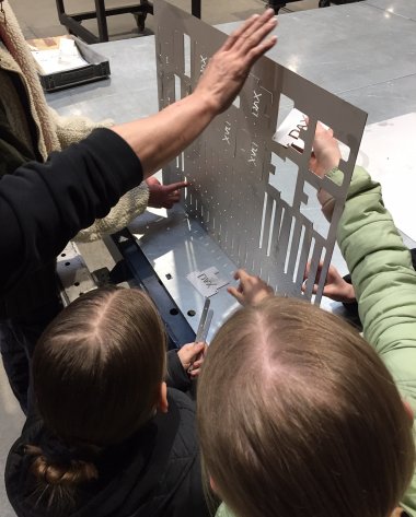 Zwei Praktikantinnen lernen am Girls Day  die Arbeit im Betrieb Dax MetallForm kennen.