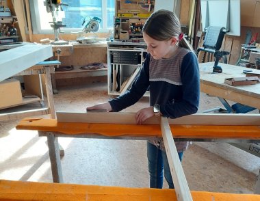 Schülerin Ruth absolviert den Girls Day 2024 bei Rieger - der creative Schreinerei.