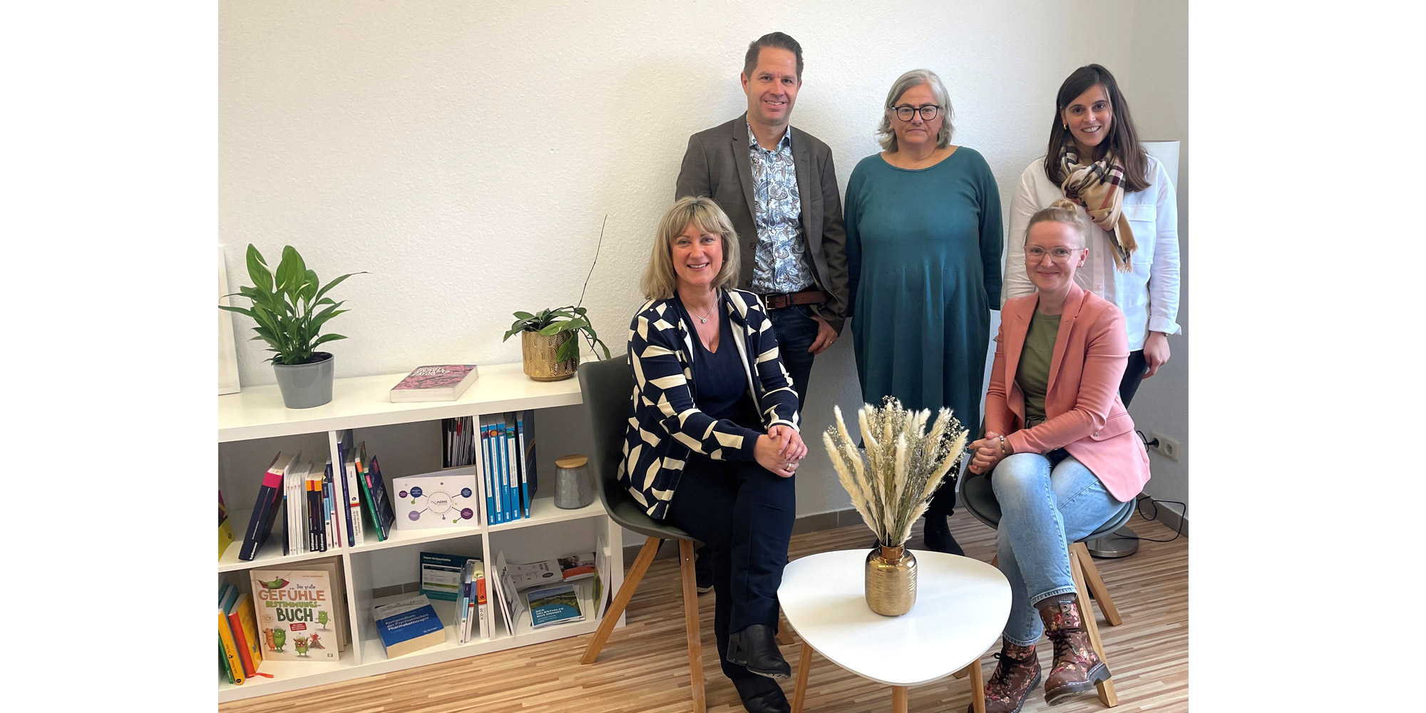 Gruppenfoto im neuen MVZ in Kaisersesch Landrätin Anke Beilstein zusammen mit Dirk Barbye und Julia Müller zu Besuch im neuen MVZ in Kaisersesch.
