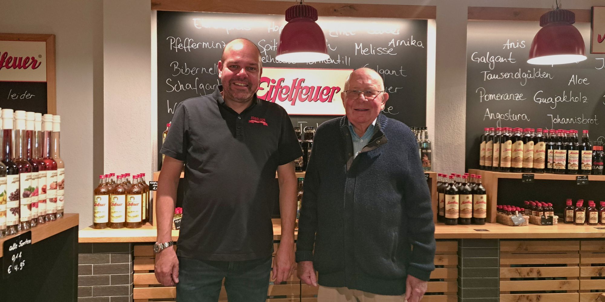 Daniel Jobelius und sein Vater Daniel Jobelius und sein Vater, von dem er das Unternehmen übernommen hat, stehen nebeneinander in ihrer Vinothek in Valwig.