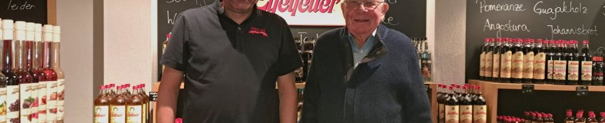 Daniel Jobelius und sein Vater Daniel Jobelius und sein Vater, von dem er das Unternehmen übernommen hat, stehen nebeneinander in ihrer Vinothek in Valwig.