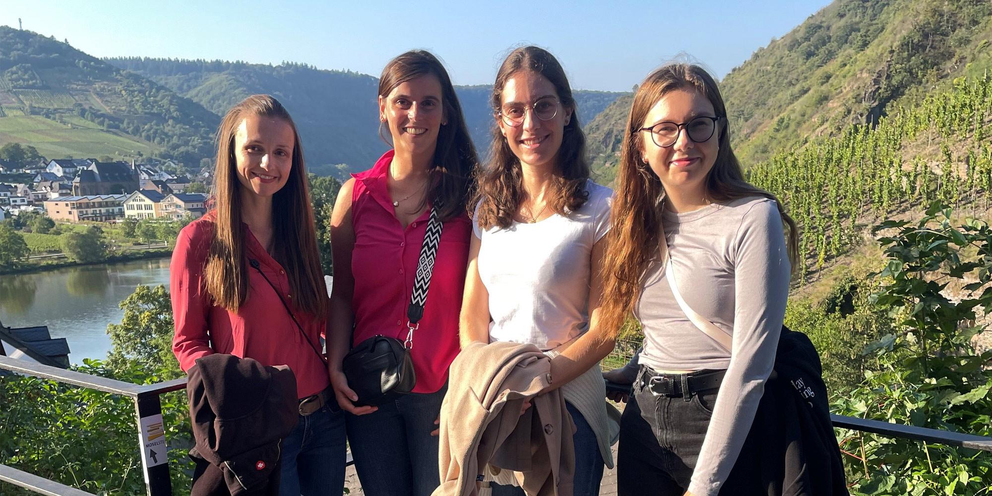 Titelfoto zum Rückblick auf die Gruppenfamulatur 2024 Gruppenfoto mit Julia Müller und den drei Famulantinnen im Herbst 2024 in CochemZell