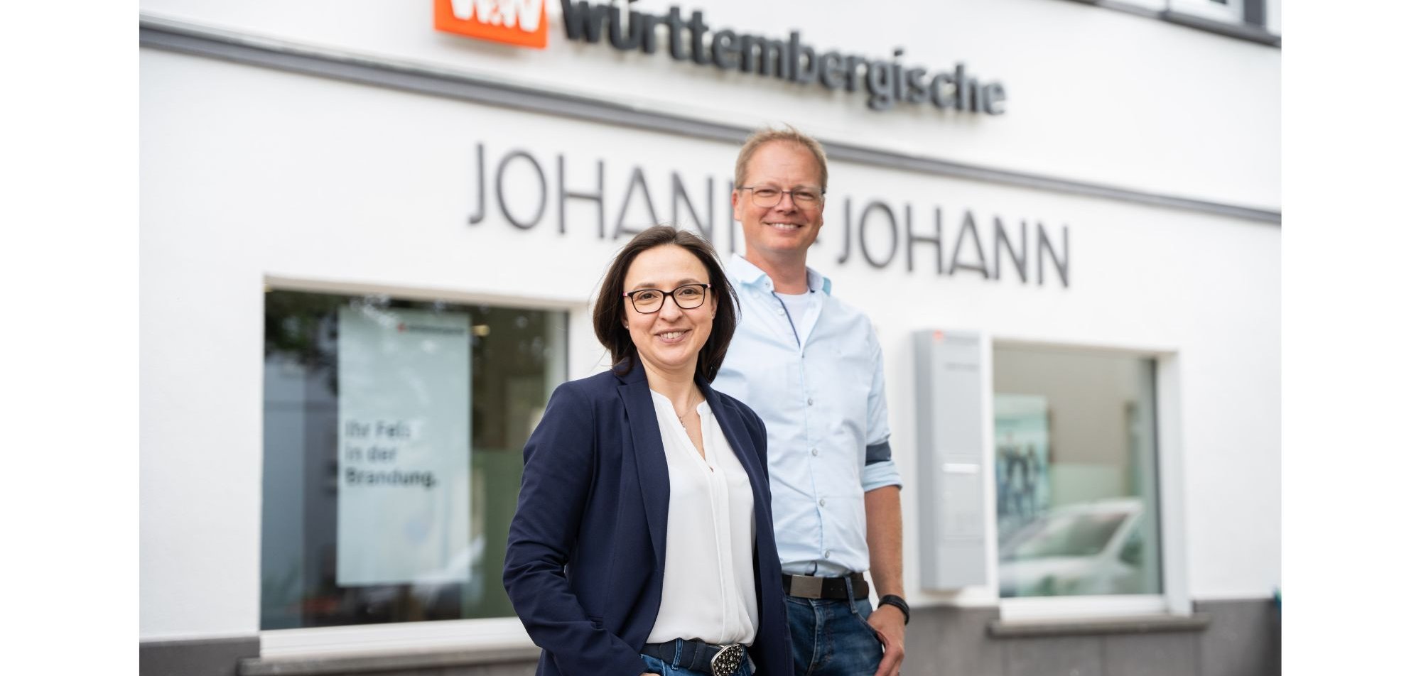 Susanne und Sascha Johann von der Württembergischen Versicherung Johann und Johann vor dem Büro