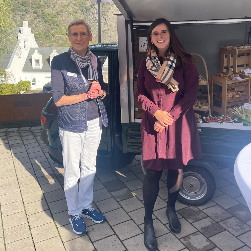 Ursula Porten-Bergmann und Julia Müller Apothekerin Ursula Porten-Bergmann zusammen mit Julia Müller von der Wirtschaftsförderung Cochem-Zell.