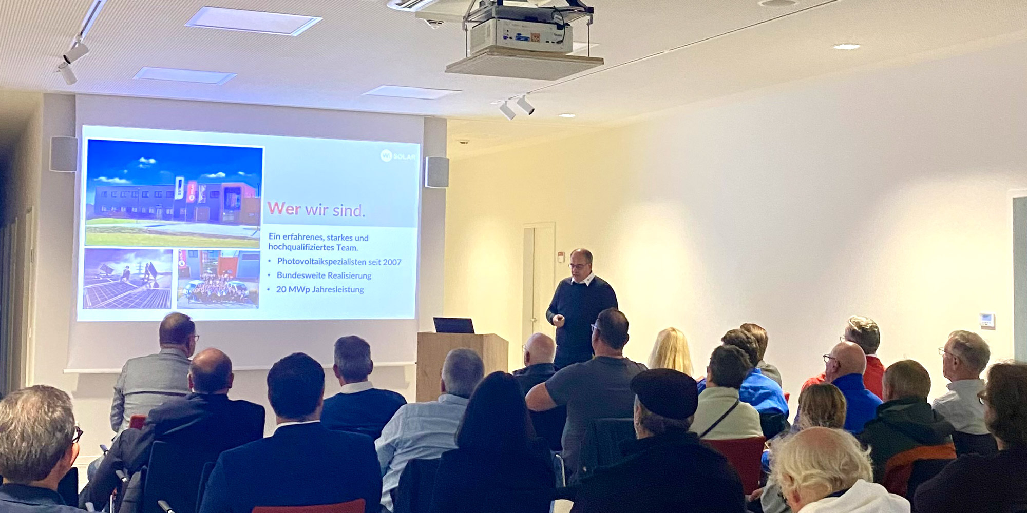 Sven Endris bei seinem Vortrag während der PV-Infoveranstaltung in Kaisersesch