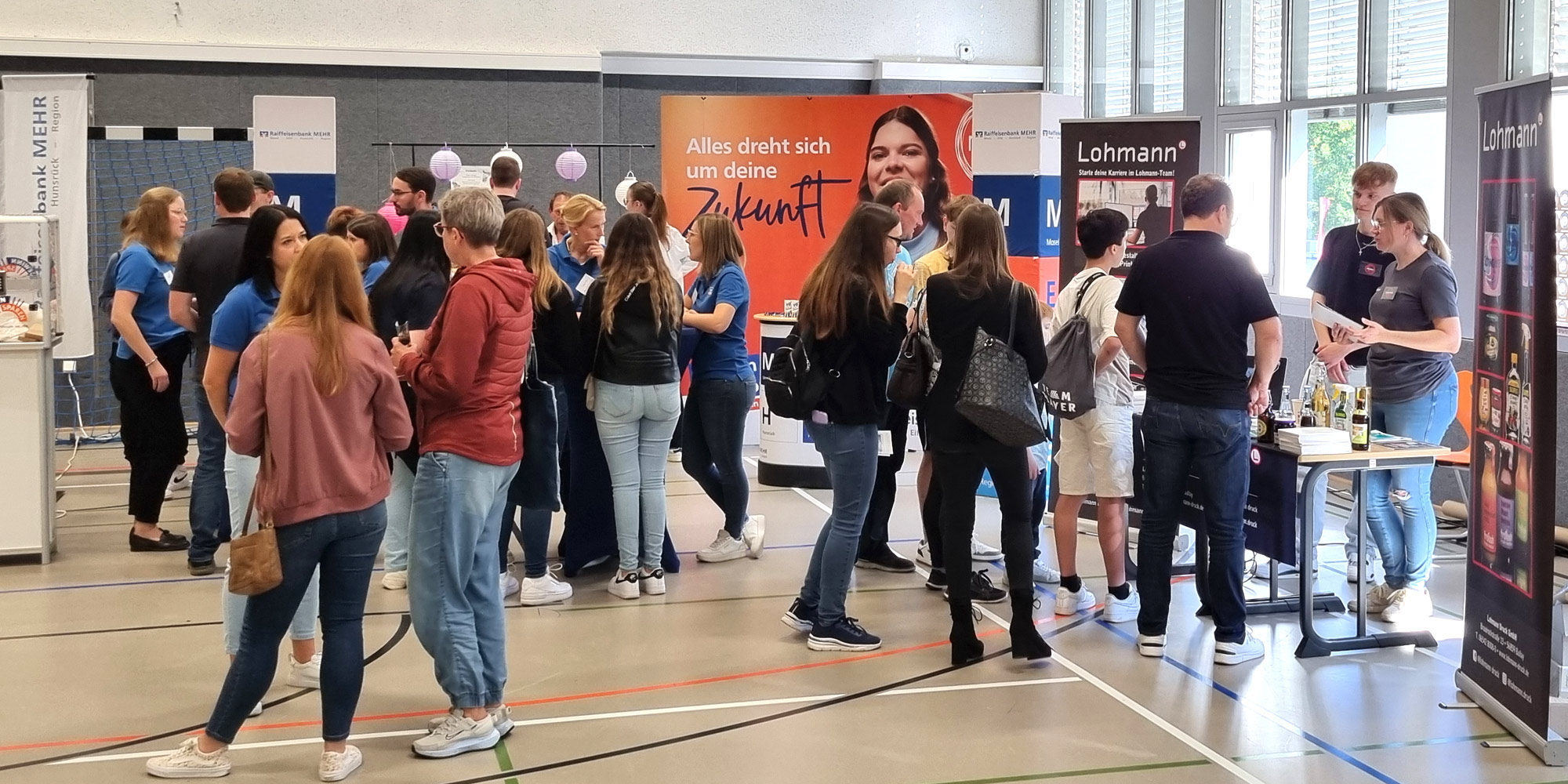 Schülerinnen und Schüler an den Ständen der Aussteller Viele Schülerinnen und Schüler informierten sich bei den Ausbildungsbetrieben während der Ausbildungsmesse.