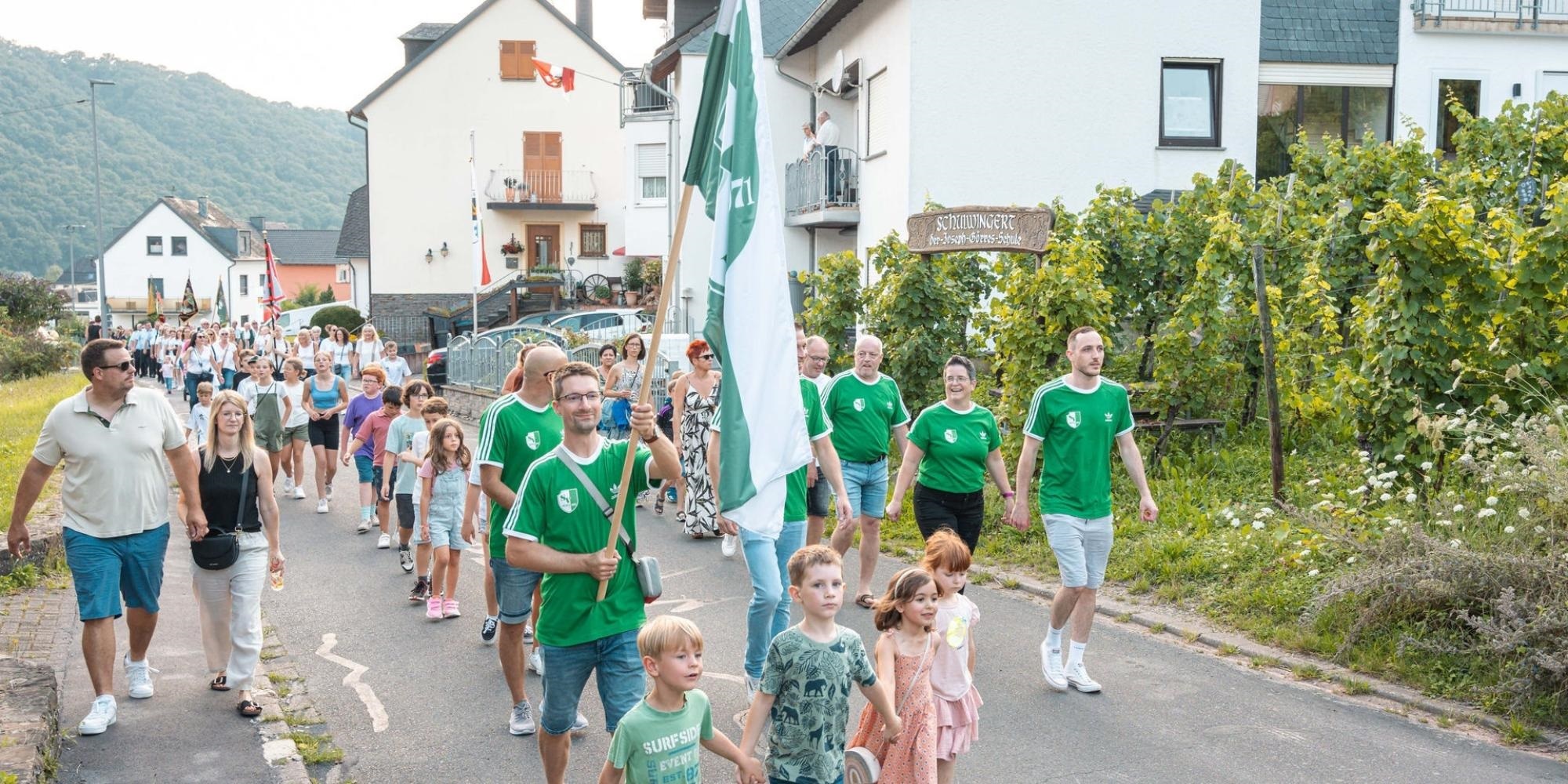 Kirmesumzug in Müden Foto der Vereinsmitglieder des SV Müden beim Kirmesumzug.