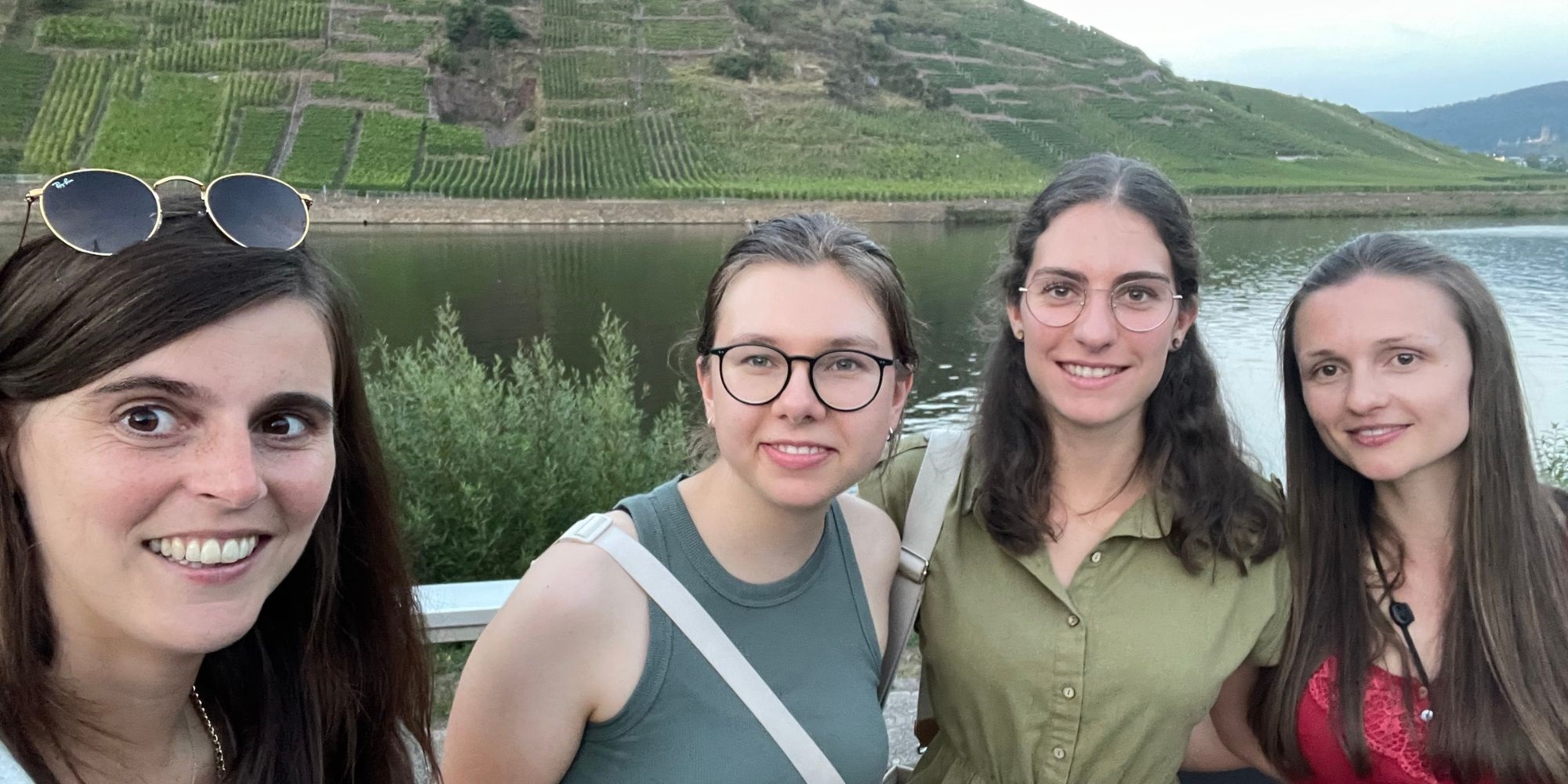 Gruppenbild mit den Famulantinnen Julia Müller und die drei Studentinnen, die ihre Gruppenfamulaturen im Kreis CochemZell durchführen.