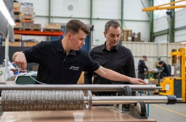 Leon, Mitarbeiter des Kurvenkreis-Partners Kampf, bei der Arbeit.