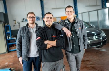 Man sieht einen Teil des Teams des Autohaus Schellenbach in Zell. In der Mitte Azubi Nikita, der durch die KAUSA-Landesstelle zu seiner Ausbildung zum KFZ-Mechatroniker kam.