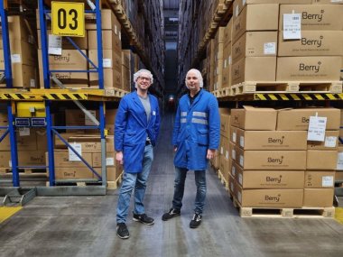 Marco Thomas und Nils Wallenborn von Zeller Plastik in der Lagerhalle.