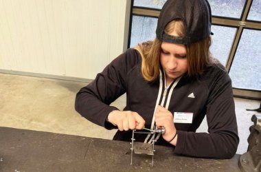 Girls Day 2025 Gemeinsam mit dem Ausbildungsteam Lasern, Kanten und Montieren. Das Ergebnis: jeweils ein individuell gefertigter Handyhalter in Form eines kleinen Klappstuhls – selbst produziert und mit viel Begeisterung umgesetzt.