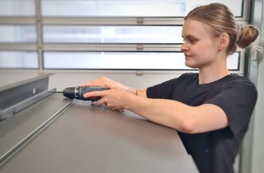 Girls Day 2025 Gemeinsam mit dem Ausbildungsteam Lasern, Kanten und Montieren. Das Ergebnis: jeweils ein individuell gefertigter Handyhalter in Form eines kleinen Klappstuhls – selbst produziert und mit viel Begeisterung umgesetzt.