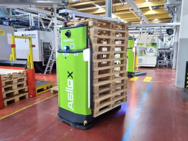Bei Zeller Plastik kommen sogenannte AGVs, also selbstfahrende Transportfahrzeuge, zum Einsatz