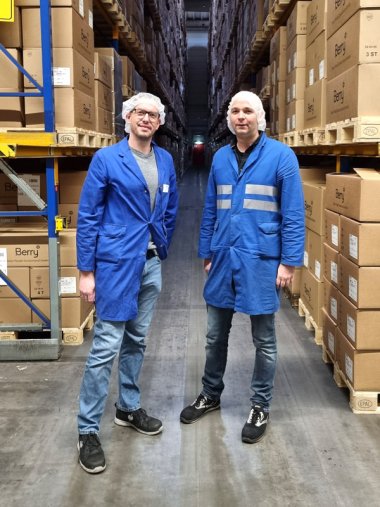 Marco Thomas und Nils Wallenborn, Mitarbeiter bei Zeller Plastik Deutschland GmbH