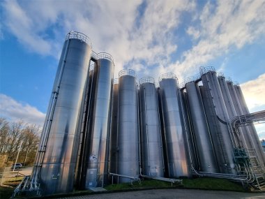 Zahlreiche Silos im Außenbereich von Zeller Plastik
