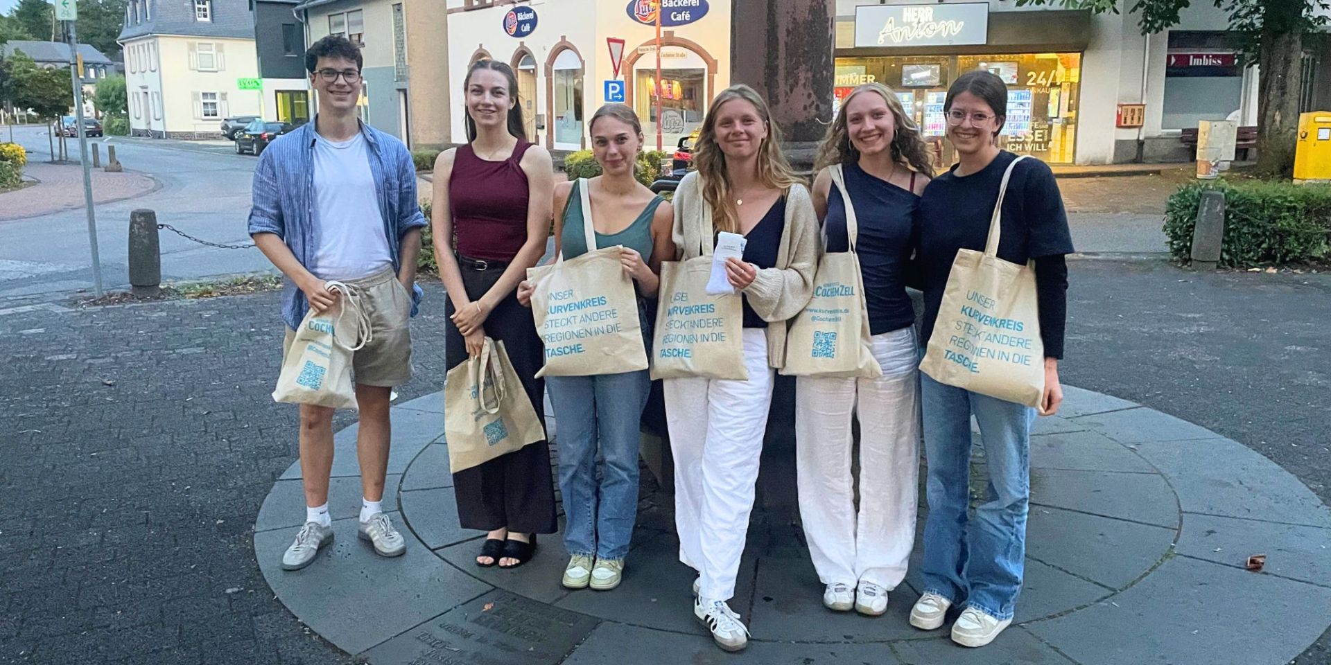 Titelbild Gruppenfamulatur Sommer 2025 Die Famulantinnen und Famulanten der Gruppenfamulatur in CochemZell 2025