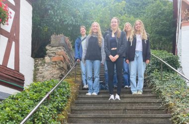 Die Famulanten auf einer Treppe beim Besuch des Moselortes Beilstein