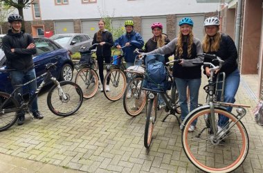 Die Famulanten mit ihren Fahrrädern kurz vor der Fahrradtour durch CochemZell
