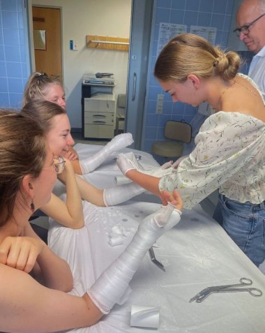 Die Famulanten beim Gipskurs im Cochemer Marienkrankenhaus