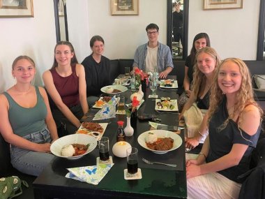 Die Famulanten beim Willkommensessen mit Julia Müller in einem Restaurant in Kaisersesch
