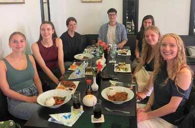 Die Famulanten beim Willkommensessen mit Julia Müller in einem Restaurant in Kaisersesch