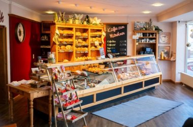 Man sieht die Theke des Verkaufsraum der Bäckerei Müsch.