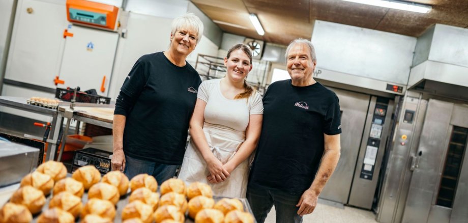 Familie Müsch und deren ehemalige Azubine stehen in der Produktionsstätte.