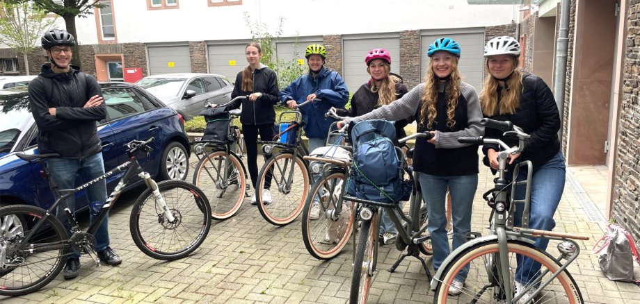 Titelbild zum Monatsrückblick 2025 mit dem Gruppenbild der Fahrradtour unserer Famulanten im Kurvenkreis.