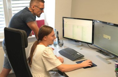 Roland Schausten und Rose Jeske Roland Schausten zusammen mit Azubi Rose an ihrem Arbeitsplatz im Büro