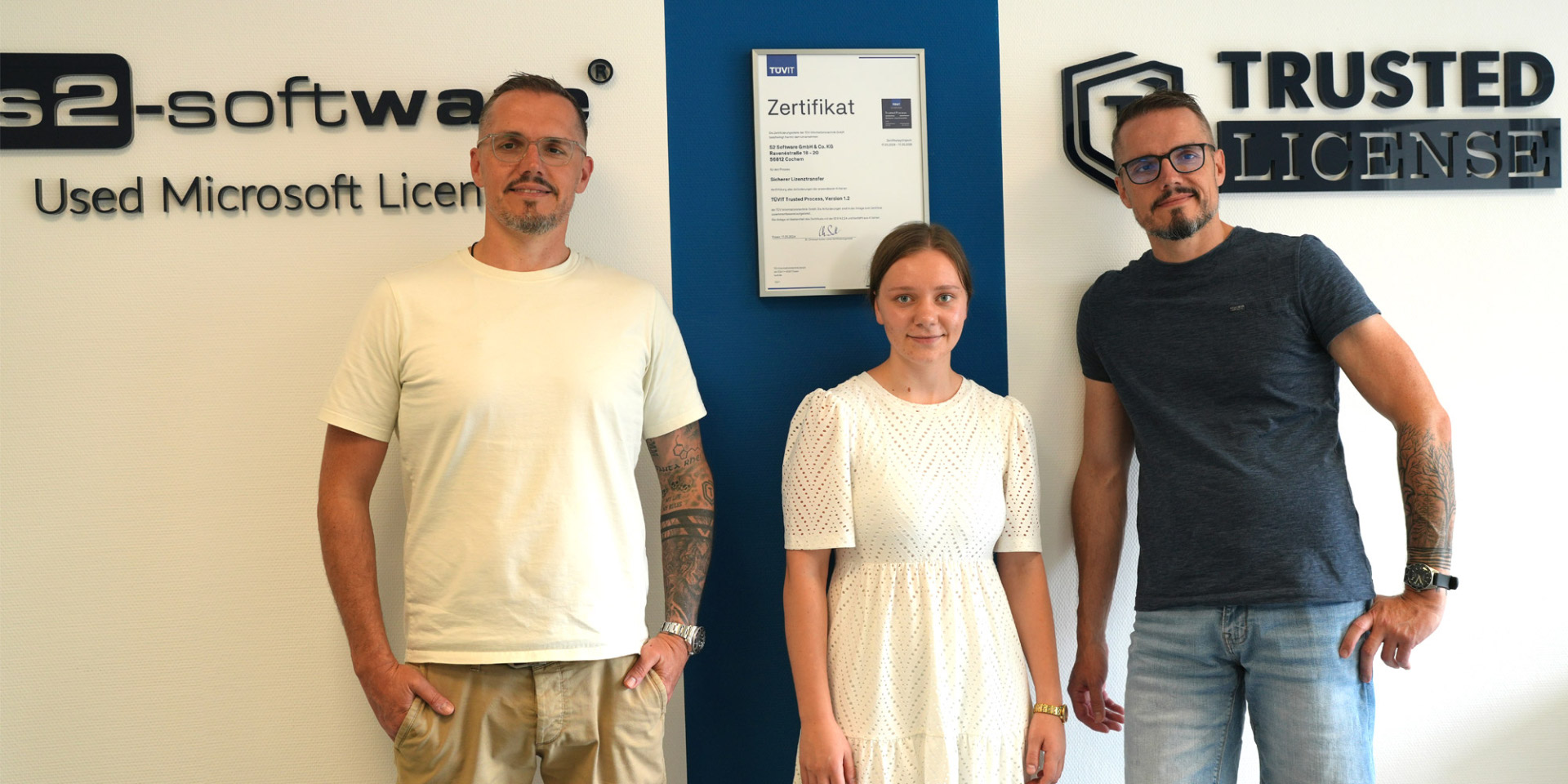 Ronny und Roland Schausten zusammen mit Azubi Rose Roland Schausten und Ronny Schausten zusammen mit ihrer Auszubildenden Rose Jeske bei s2-Software.