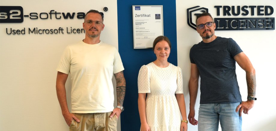 Roland Schausten und Ronny Schausten zusammen mit ihrer Auszubildenden Rose Jeske bei s2-Software.