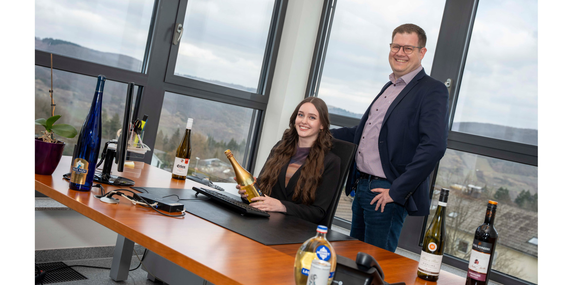 Titelbild ZGM Auszubildende Madeleine mit Matthias Bohn im Büro der Firma ZGM