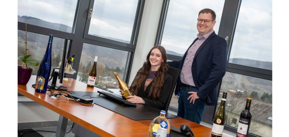 Auszubildende Madeleine mit Matthias Bohn im Büro der Firma ZGM