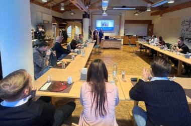 Rund 20 Unternehmerinnen und Unternehmer aus dem Landkreis Cochem-Zell sind am 11. Dezember 2025 der Einladung der Wirtschaftsförderung zum Unternehmerfrühstück in die St. Martin Gastronomie im Eifel-Maar-Park in Ulmen gefolgt.