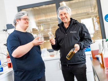 Azubi Lars und Peter von Wajos testen neue Kreationen.