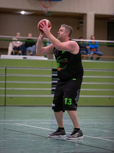 Basketball treis-Karden Boris Sewenig beim Basketballspielen
