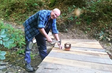 Heimatverein Mittelstrimmig Peter Johnn beim Reparieren einer Brücke