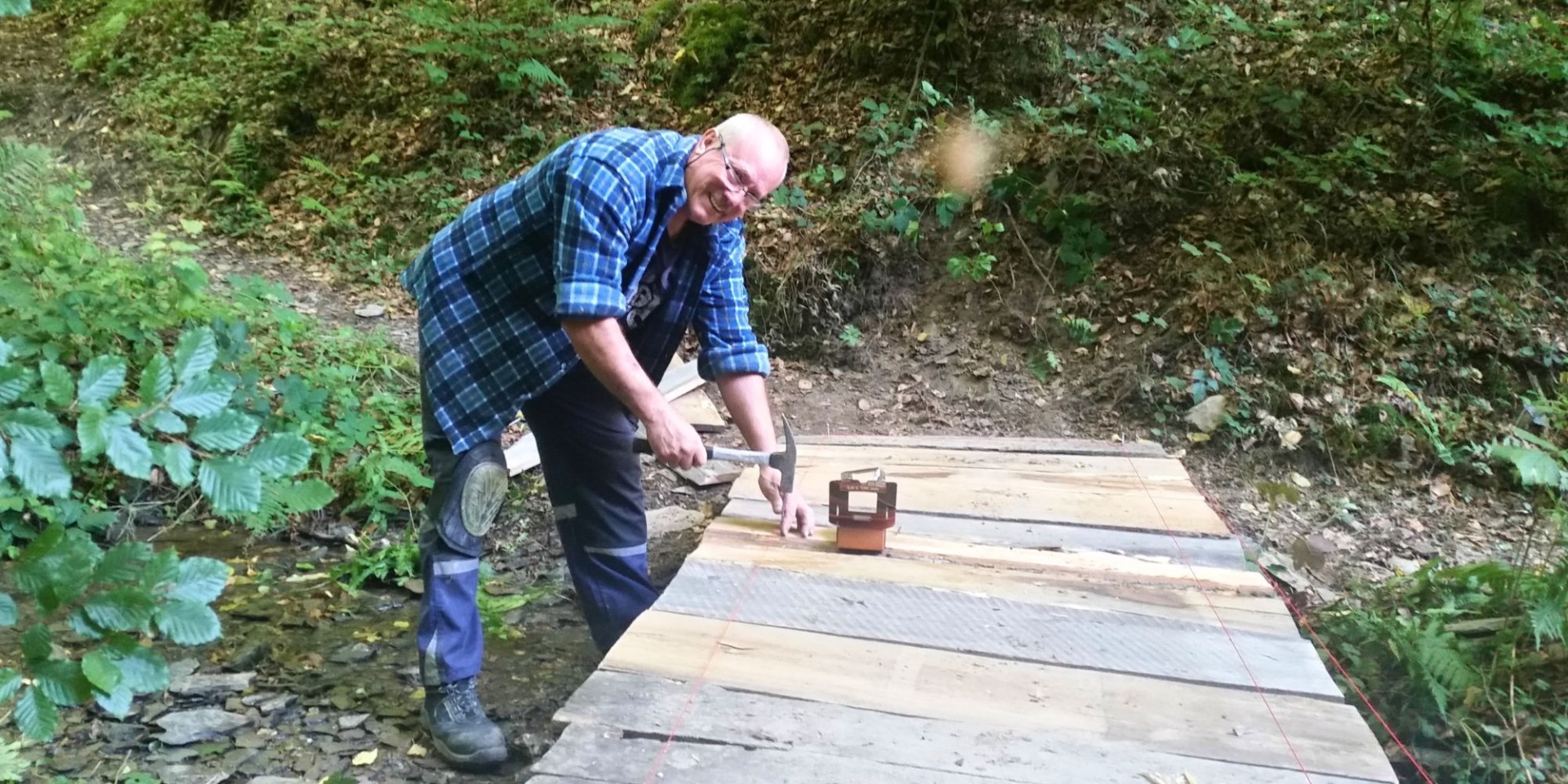 Peter Johnen beim Reparieren einer Brücke
