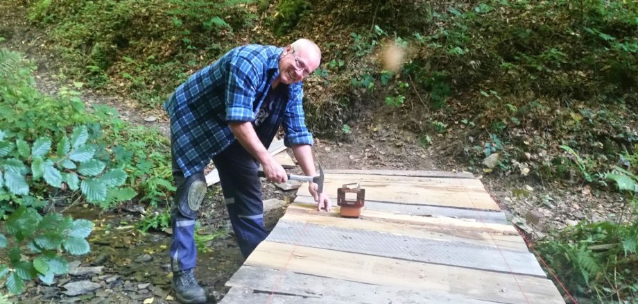 Tag des Ehrenamtes Peter Johnen beim Reparieren einer Brücke