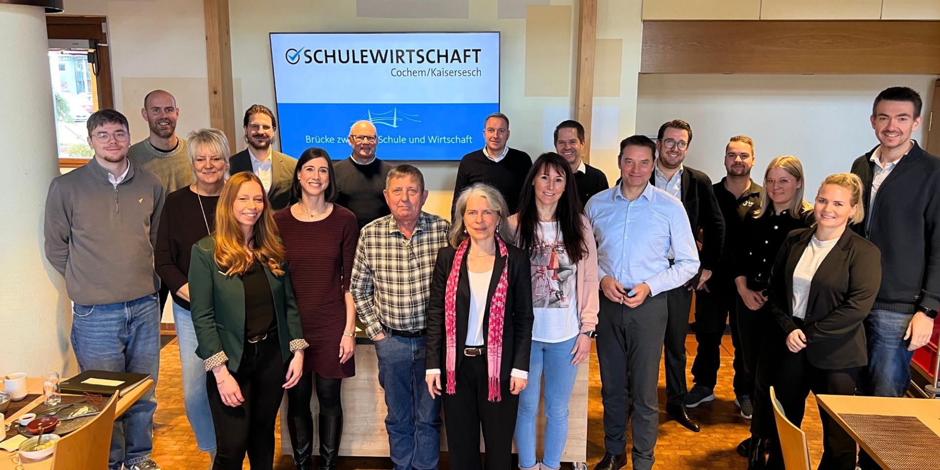 Ein Gruppenbild aller Teilnehmenden und Vortragenden beim Unternehmerfrühstück in Ulmen am 11. Dezember 2025.