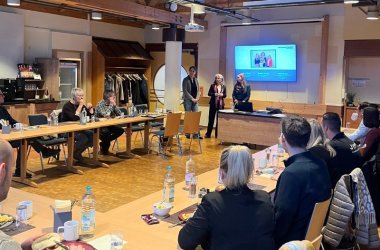 Vortrag SCHULEWIRTSCHAFT beim Unternehemrfrühstück Rund 20 Unternehmerinnen und Unternehmer aus dem Landkreis Cochem-Zell sind am 11. Dezember 2025 der Einladung der Wirtschaftsförderung zum Unternehmerfrühstück in die St. Martin Gastronomie im Eifel-Maar-Park in Ulmen gefolgt.