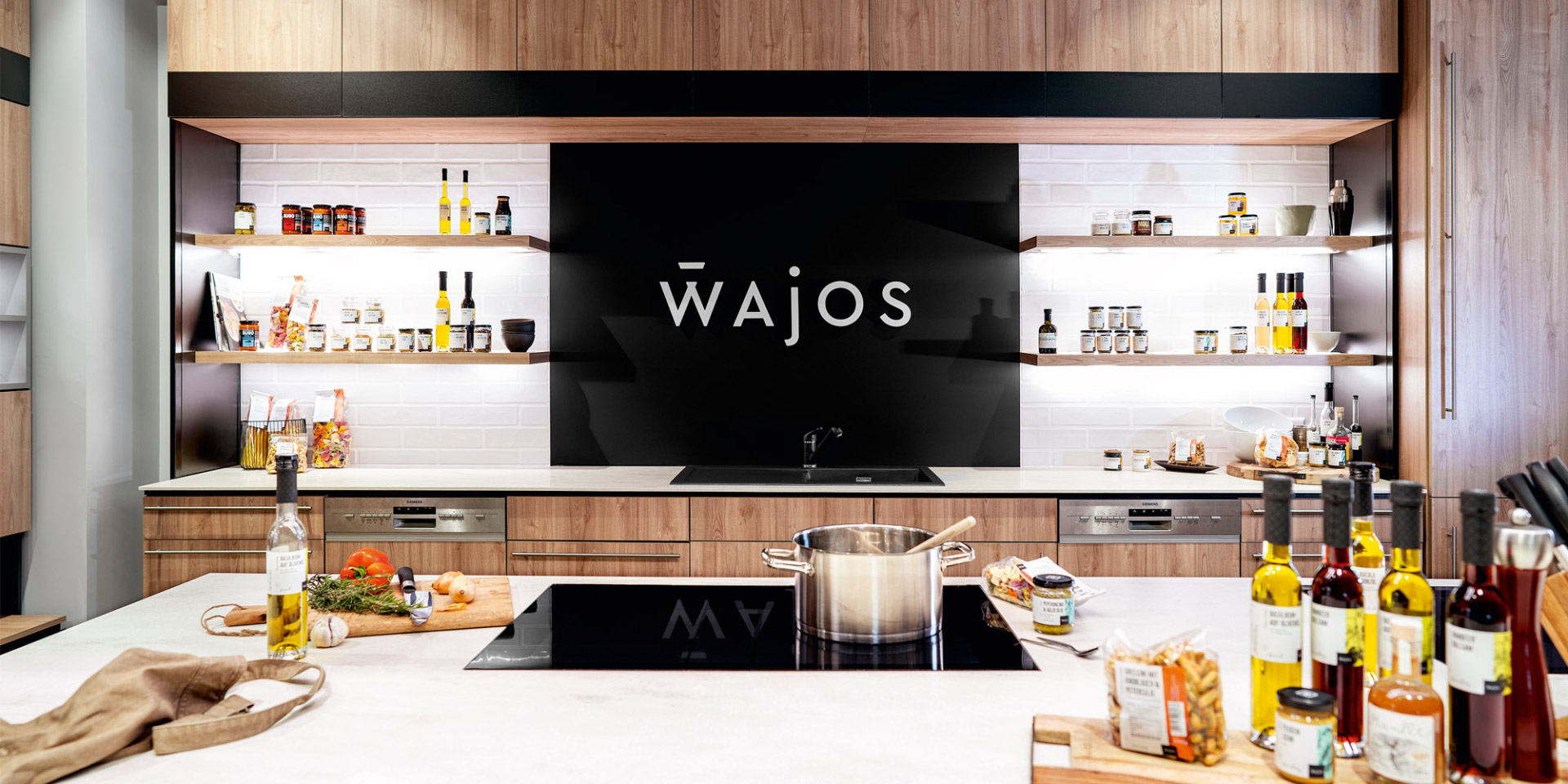 Großes Wajos-Logo in der Küche Großes Wajos-Logo in der Show-Küche