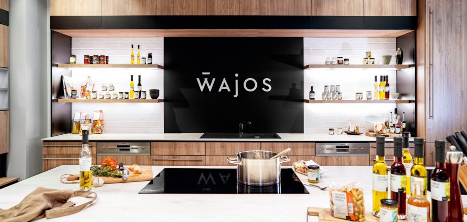 Großes Wajos-Logo in der Küche Großes Wajos-Logo in der Show-Küche
