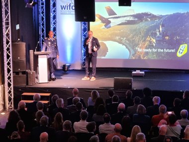 Samuel Mbassa und Knut Schneider auf der Bühne beim Jahresempfang Wirtschaft und Tourismus in CochemZell
