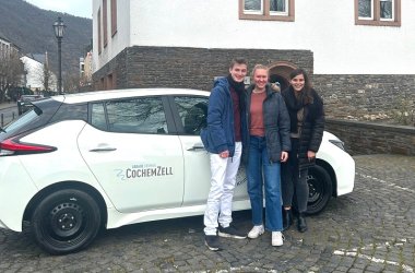 Julia Müller zusammen mit unseren beiden Famulanten Anna und Julius vor der Kreisverwaltung in Cochem.