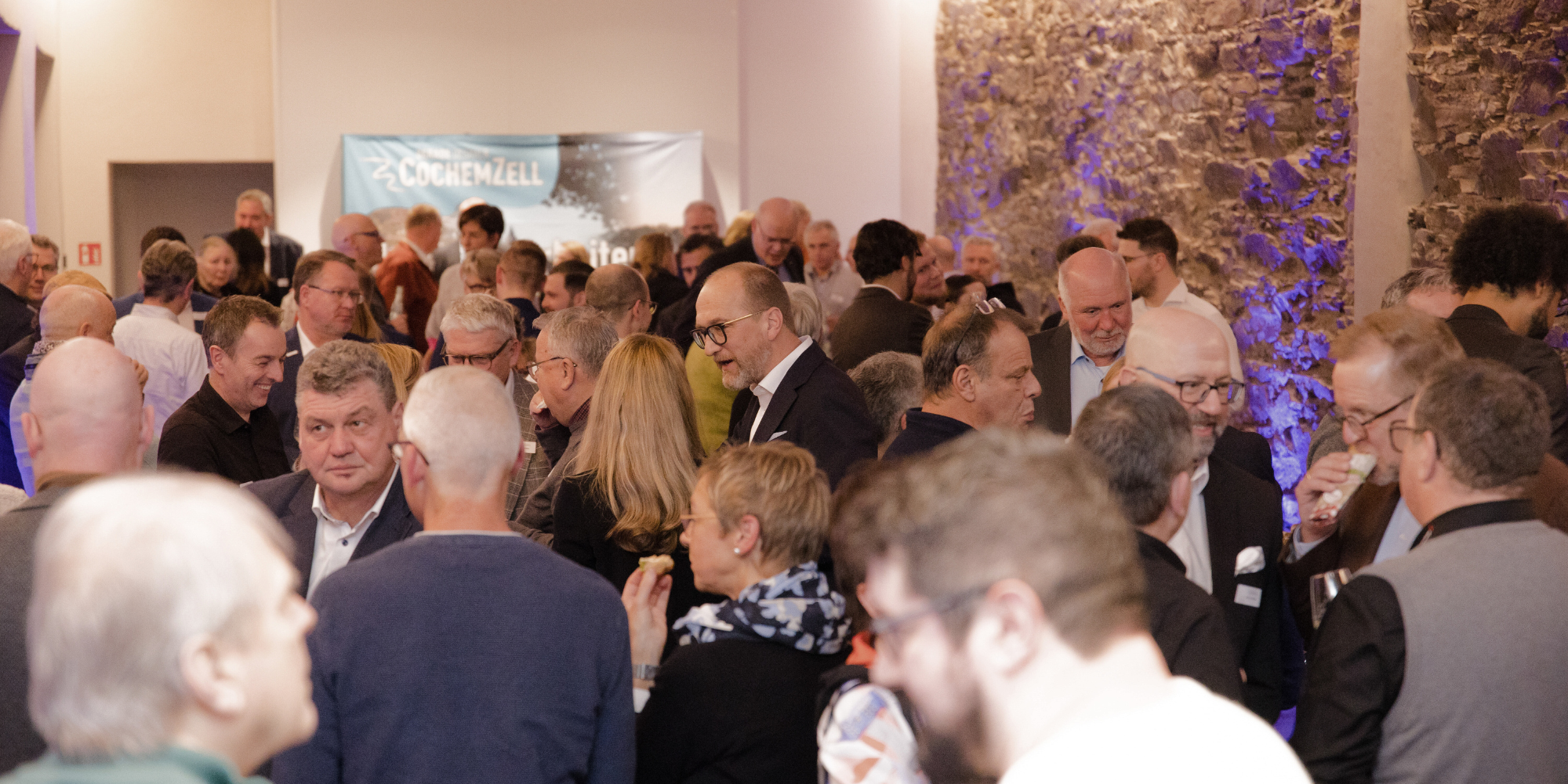 Beim Jahresempfang 2025 finden sich Unternehmerinnen und Unternehmer sowie Vertreter aus der Politik usw. zum Netzwerken zusammen.